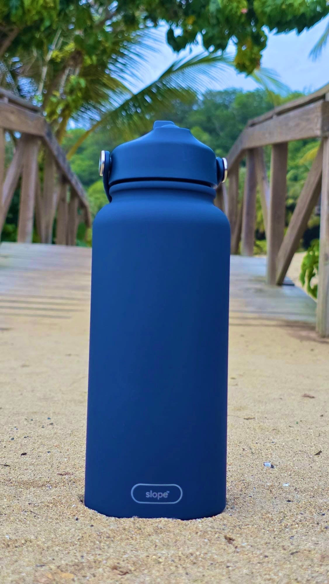 slope™ 33oz Water Bottle – Navy Blue